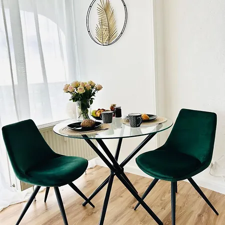 Charmantes Im 25 Og Mit Aussicht Und 60 Zoll Tv דירה